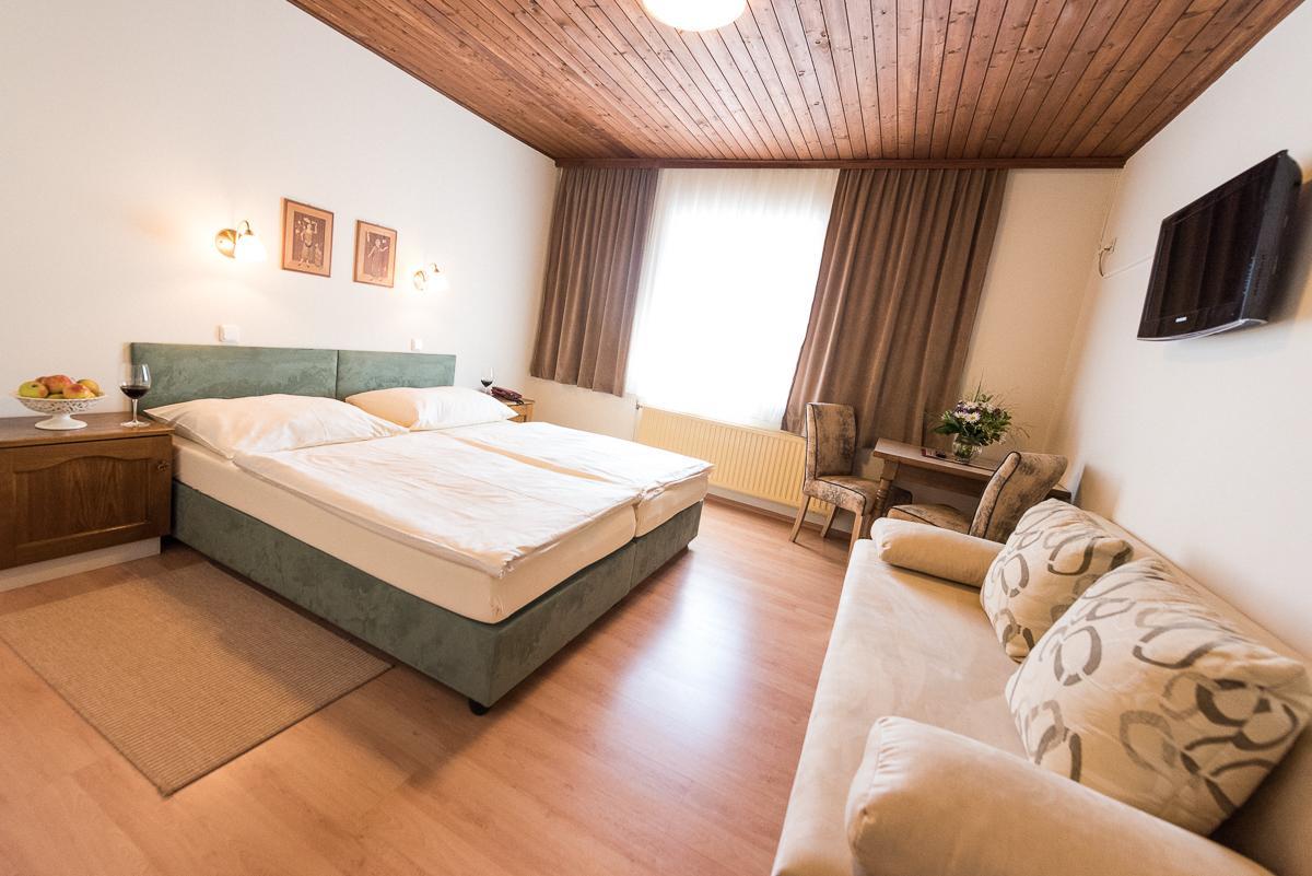 Burgau Gasthof Zum Hirschen מראה חיצוני תמונה